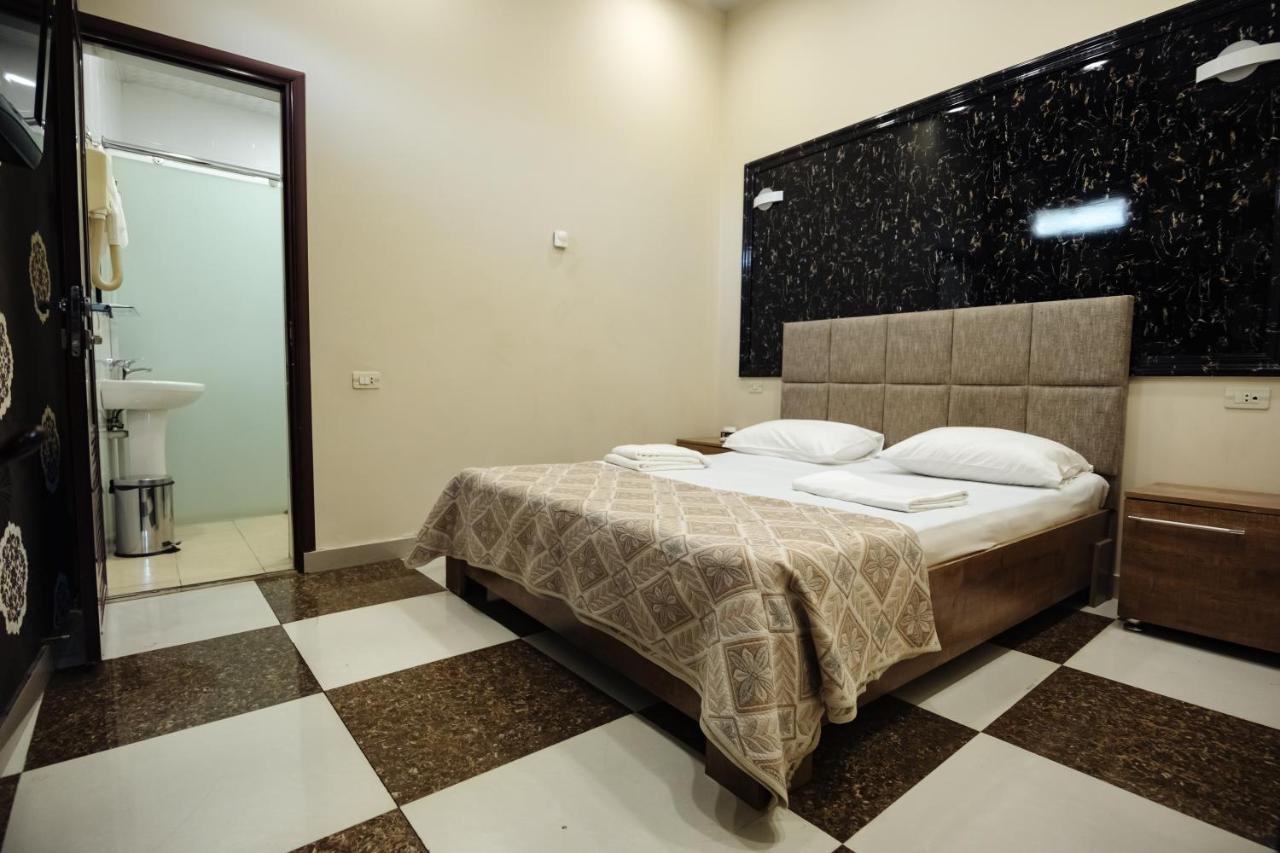 Golden Seconds Hotel Yerevan Exterior photo