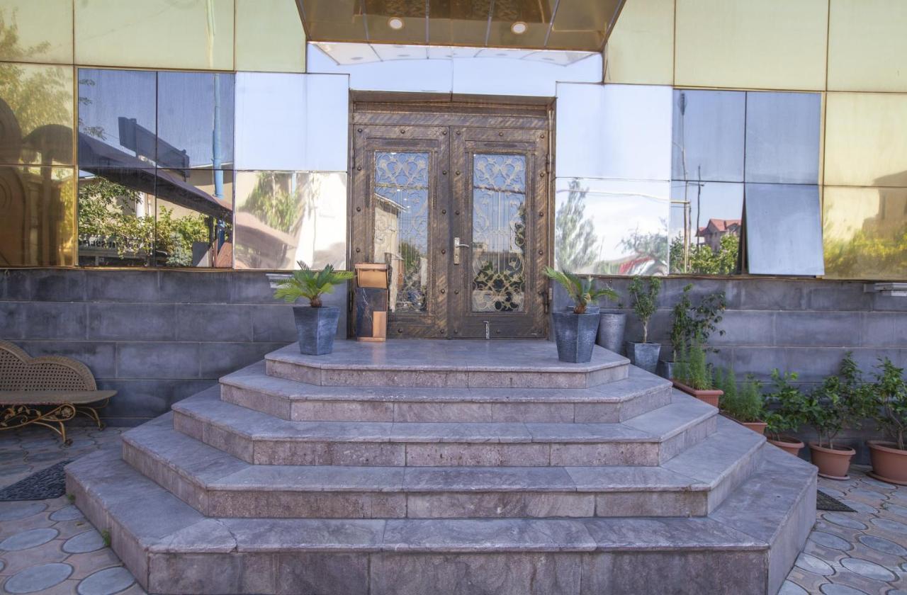 Golden Seconds Hotel Yerevan Exterior photo